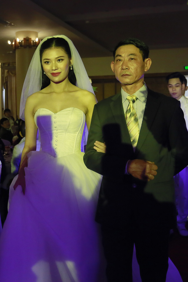 Vợ chồng Chúng Huyền Thanh hôn nhau trong lễ cưới