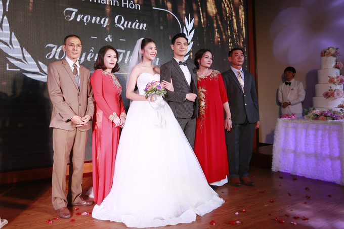 Vợ chồng Chúng Huyền Thanh hôn nhau trong lễ cưới