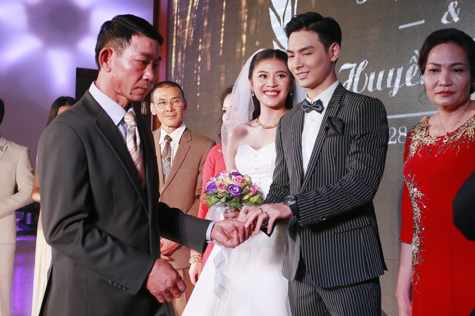 Vợ chồng Chúng Huyền Thanh hôn nhau trong lễ cưới