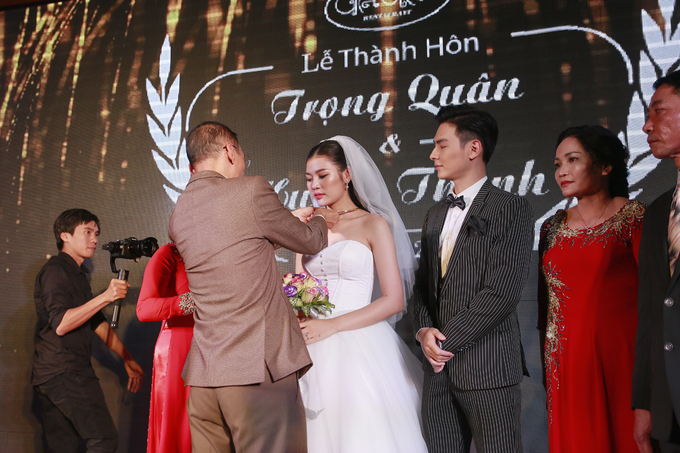 Vợ chồng Chúng Huyền Thanh hôn nhau trong lễ cưới Vợ chồng Chúng Huyền Thanh hôn nhau trong lễ cưới
