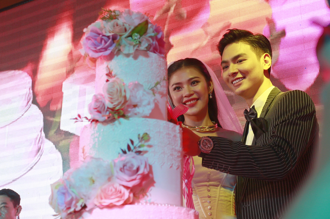 Vợ chồng Chúng Huyền Thanh hôn nhau trong lễ cưới