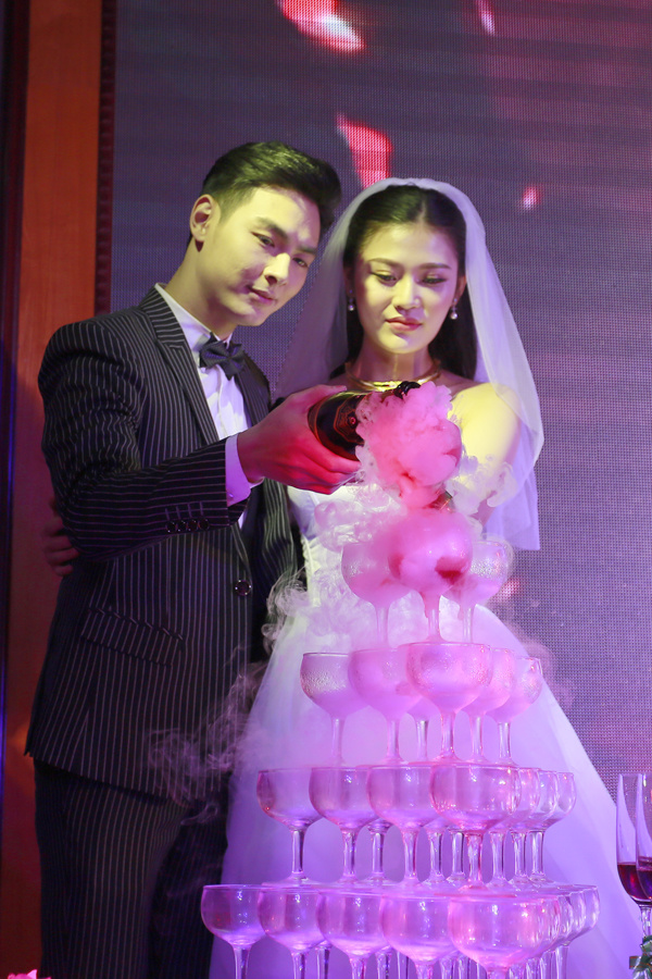 Vợ chồng Chúng Huyền Thanh hôn nhau trong lễ cưới Vợ chồng Chúng Huyền Thanh hôn nhau trong lễ cưới