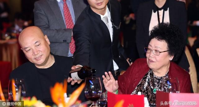 Đường Tăng và vợ tỷ phú già hơn 11 tuổi hạnh phúc suốt 27 năm: Chuyện tình đẹp đến rơi lệ Đường Tăng và vợ tỷ phú già hơn 11 tuổi hạnh phúc suốt 27 năm: Chuyện tình đẹp đến rơi lệ