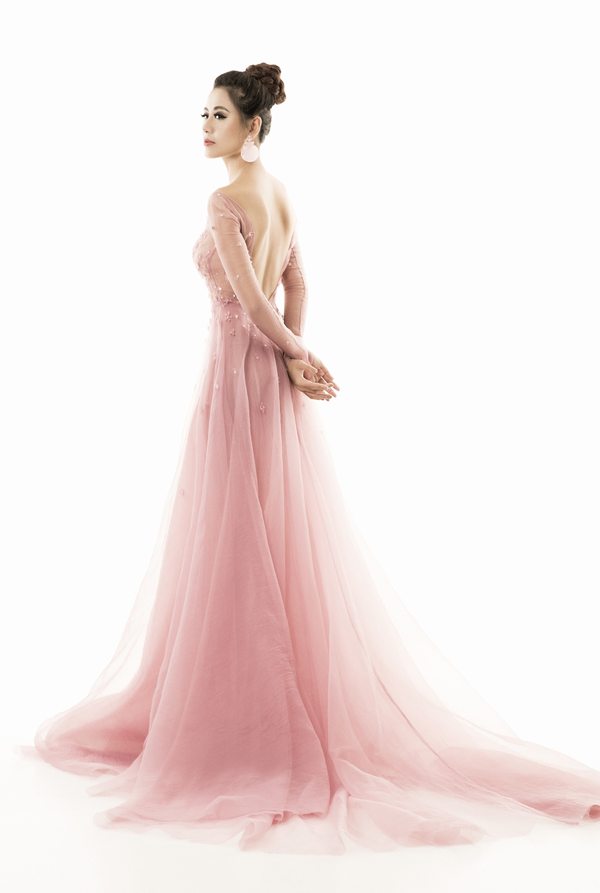 Kiều nữ Nam Thư đổi phong cách với váy áo gam hồng