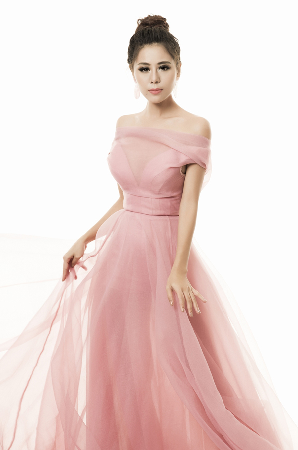 Kiều nữ Nam Thư đổi phong cách với váy áo gam hồng