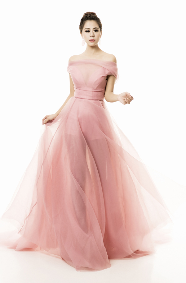 Kiều nữ Nam Thư đổi phong cách với váy áo gam hồng