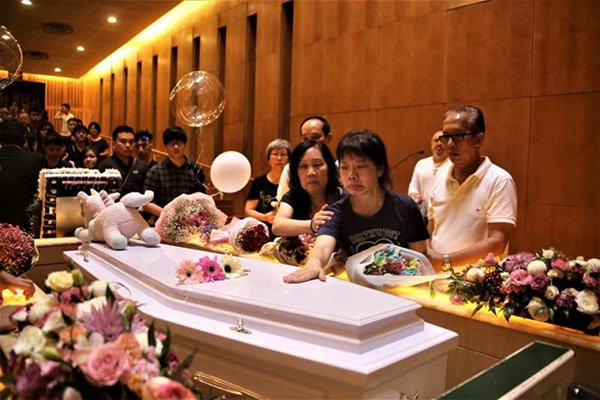 Người mẫu Singapore qua đời sau cơn đau đầu ở quán karaoke