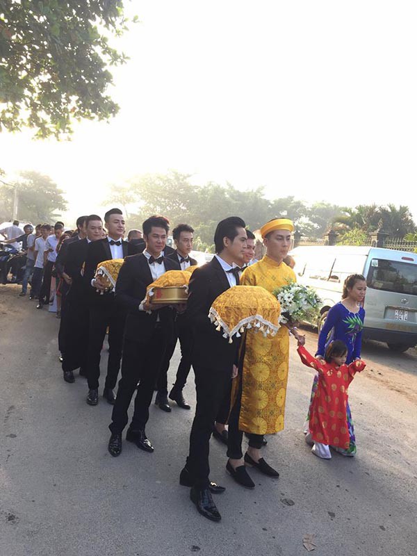 Dàn phù dâu, phù rể toàn ngôi sao trong lễ rước dâu Lâm Khánh Chi Dàn phù dâu, phù rể toàn ngôi sao trong lễ rước dâu Lâm Khánh Chi