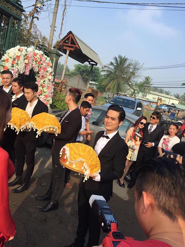 Dàn phù dâu, phù rể toàn ngôi sao trong lễ rước dâu Lâm Khánh Chi Dàn phù dâu, phù rể toàn ngôi sao trong lễ rước dâu Lâm Khánh Chi