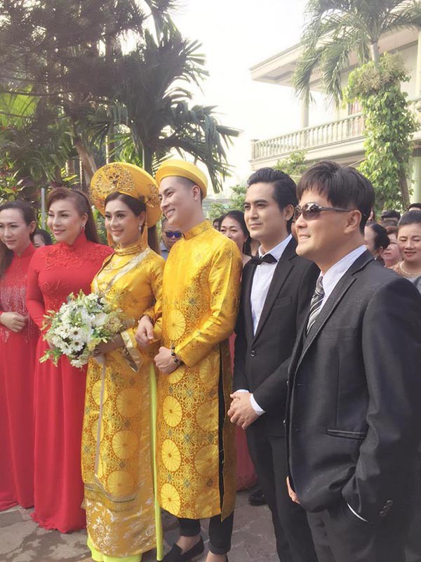 Dàn phù dâu, phù rể toàn ngôi sao trong lễ rước dâu Lâm Khánh Chi