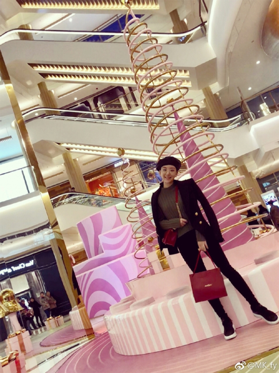 Quách Phú Thành đưa vợ đi xả hơi sau ba tháng sinh con