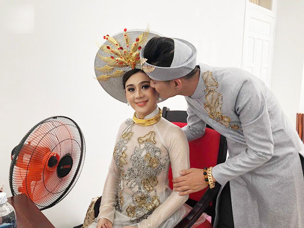 Lâm Khánh Chi thay trang phục không kịp thở, hôn ông xã đắm đuối trong lễ cưới ở Vũng Tàu