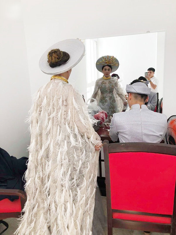 Lâm Khánh Chi thay trang phục không kịp thở, hôn ông xã đắm đuối trong lễ cưới ở Vũng Tàu