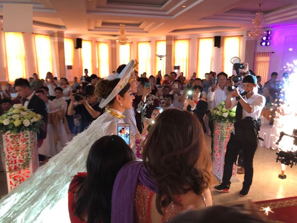 Lâm Khánh Chi thay trang phục không kịp thở, hôn ông xã đắm đuối trong lễ cưới ở Vũng Tàu