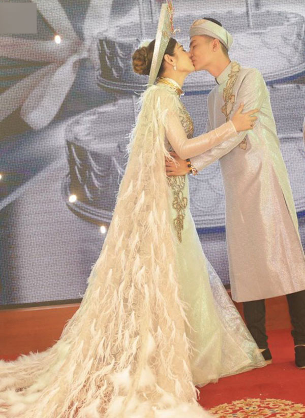 Lâm Khánh Chi thay trang phục không kịp thở, hôn ông xã đắm đuối trong lễ cưới ở Vũng Tàu