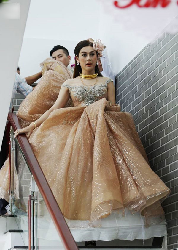 Lâm Khánh Chi thay trang phục không kịp thở, hôn ông xã đắm đuối trong lễ cưới ở Vũng Tàu