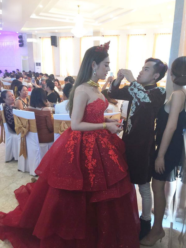 Lâm Khánh Chi thay trang phục không kịp thở, hôn ông xã đắm đuối trong lễ cưới ở Vũng Tàu