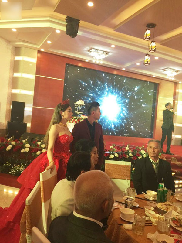 Lâm Khánh Chi thay trang phục không kịp thở, hôn ông xã đắm đuối trong lễ cưới ở Vũng Tàu