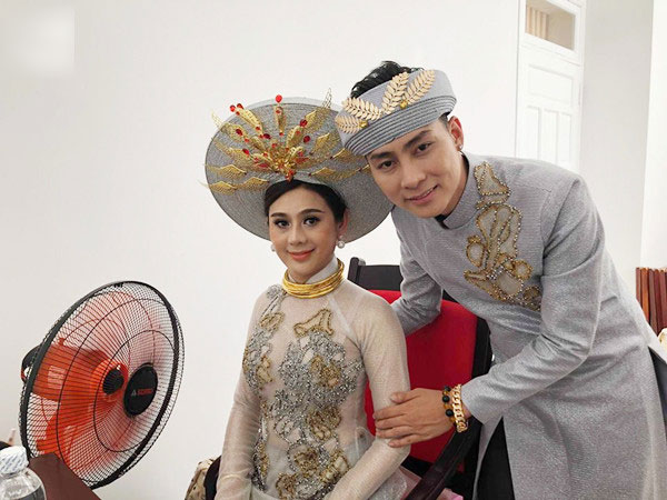 Lâm Khánh Chi thay trang phục không kịp thở, hôn ông xã đắm đuối trong lễ cưới ở Vũng Tàu