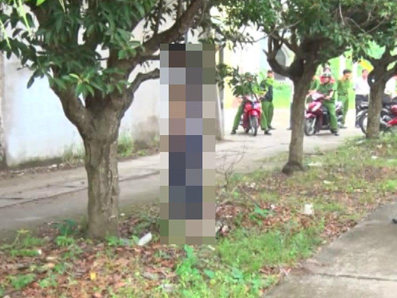 Cô gái 20 tuổi chết trong tư thế treo cổ bên lề đường