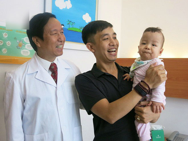 Bé sinh non bị xơ phổi rất nặng, cha vượt nghìn cây số đưa con đi ghép tế bào gốc và điều kỳ diệu xuất hiện