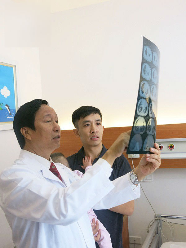 Bé sinh non bị xơ phổi rất nặng, cha vượt nghìn cây số đưa con đi ghép tế bào gốc và điều kỳ diệu xuất hiện