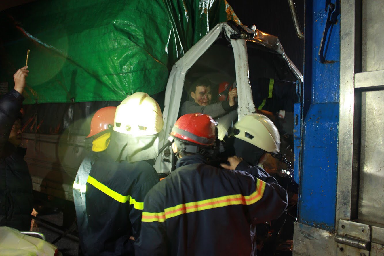 Hà Nội: 20 lính cứu hỏa giải cứu tài xế và phụ xe mắc kẹt trong cabin sau tai nạn trên đường Vành đai 3