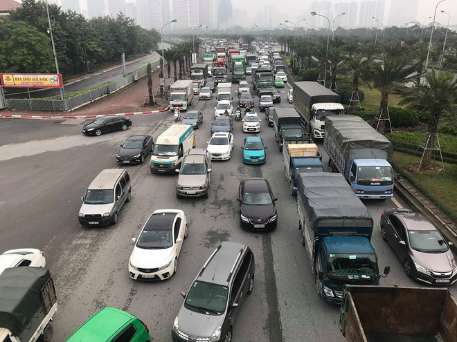 4 xe tải tông liên hoàn, Đại lộ Thăng Long ùn tắc nghiêm trọng 4 xe tải tông liên hoàn, Đại lộ Thăng Long ùn tắc nghiêm trọng