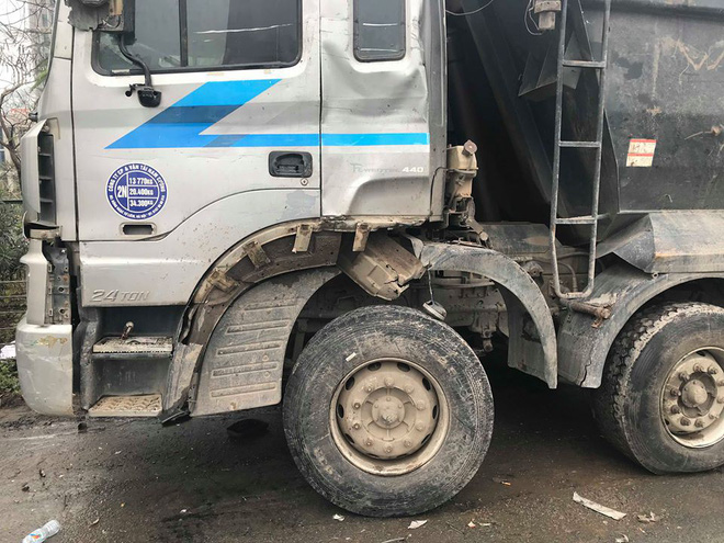 4 xe tải tông liên hoàn, Đại lộ Thăng Long ùn tắc nghiêm trọng 4 xe tải tông liên hoàn, Đại lộ Thăng Long ùn tắc nghiêm trọng