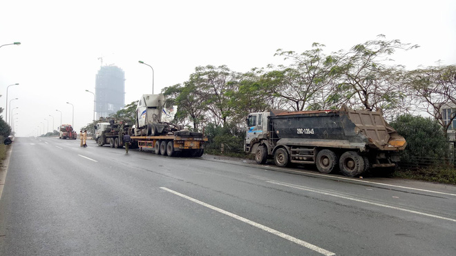 4 xe tải tông liên hoàn, Đại lộ Thăng Long ùn tắc nghiêm trọng 4 xe tải tông liên hoàn, Đại lộ Thăng Long ùn tắc nghiêm trọng