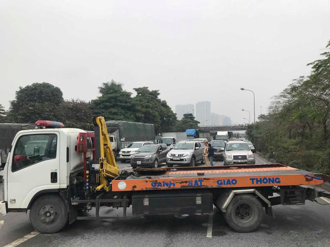 4 xe tải tông liên hoàn, Đại lộ Thăng Long ùn tắc nghiêm trọng 4 xe tải tông liên hoàn, Đại lộ Thăng Long ùn tắc nghiêm trọng