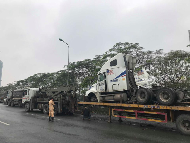 4 xe tải tông liên hoàn, Đại lộ Thăng Long ùn tắc nghiêm trọng