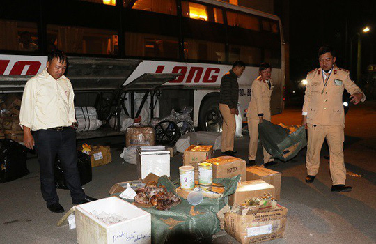 Xe giường nằm Hoàng Long vận chuyển 19 đầu khỉ cướp lạnh