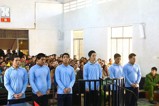 Sáu thanh niên thay nhau hiếp dâm 1 cháu gái