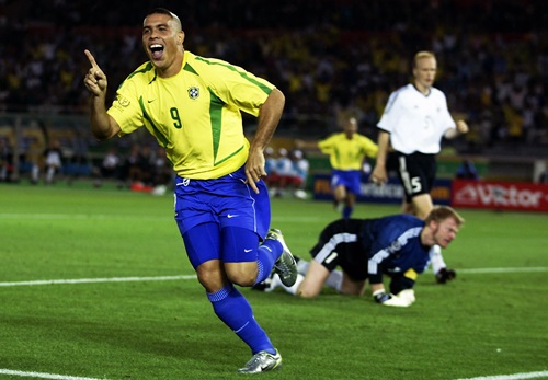 Ronaldo béo lộ lý do chọn mái tóc dị ở World Cup 2002