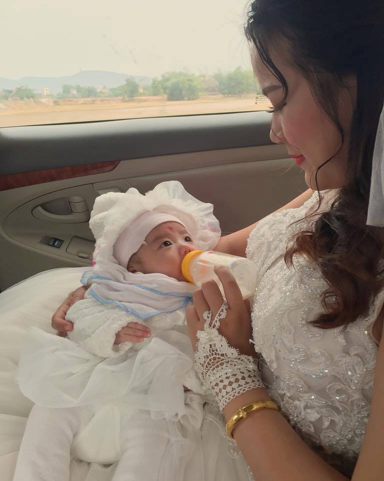 Rớt nước mắt với tâm sự của cô dâu bế con 1 tháng trên xe hoa về nhà chồng