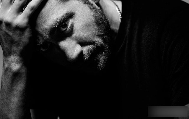 Đàn ông tuổi 25: Hãy yêu tiền, yêu vật chất, hãy dùng tiền để sống cho ra sống