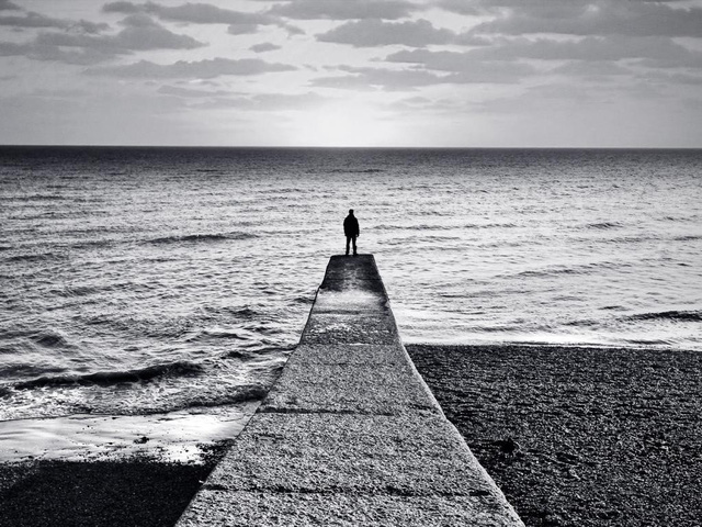 Đàn ông tuổi 25: Hãy yêu tiền, yêu vật chất, hãy dùng tiền để sống cho ra sống