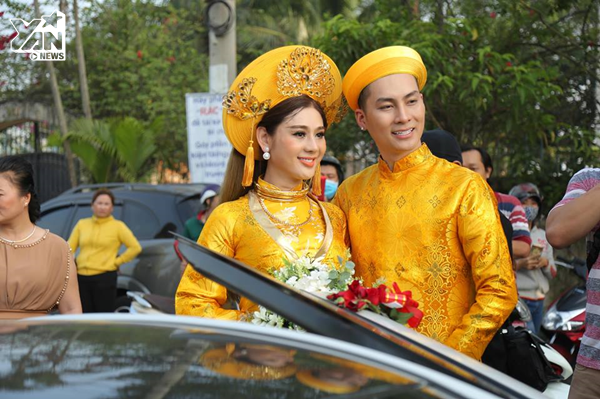 Đám cưới cùng ngày: Lâm Khánh Chi - Chúng Huyền Thanh, ai hoàng tráng hơn ai? Đám cưới cùng ngày: Lâm Khánh Chi - Chúng Huyền Thanh, ai hoàng tráng hơn ai?