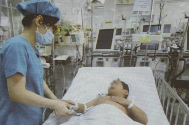 Bé trai nuốt bóng đèn suốt 1 năm mới được phát hiện