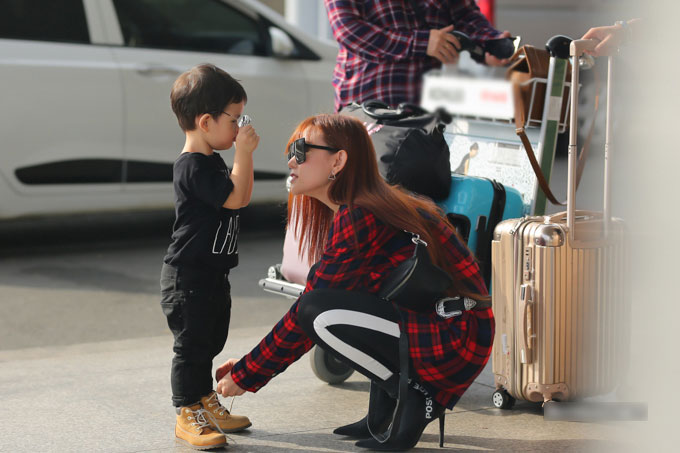 Thu Thuỷ đưa con trai và mẹ đi du lịch Malaysia