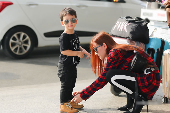 Thu Thuỷ đưa con trai và mẹ đi du lịch Malaysia