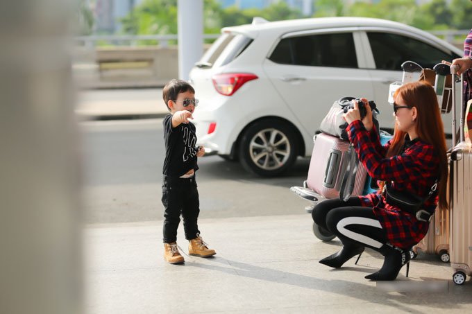 Thu Thuỷ đưa con trai và mẹ đi du lịch Malaysia