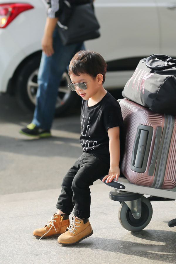 Thu Thuỷ đưa con trai và mẹ đi du lịch Malaysia