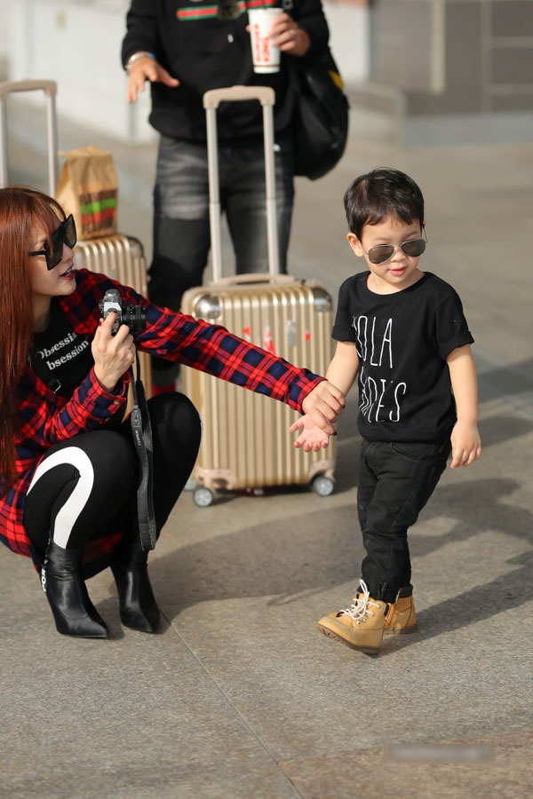 Thu Thuỷ đưa con trai và mẹ đi du lịch Malaysia