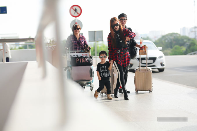 Thu Thuỷ đưa con trai và mẹ đi du lịch Malaysia