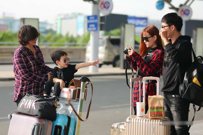 Thu Thuỷ đưa con trai và mẹ đi du lịch Malaysia