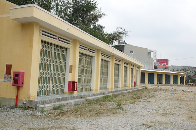 Quảng Ngãi: Tiểu thương chê chợ tiền tỷ, che lều bán ở lề đường