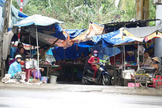 Quảng Ngãi: Tiểu thương chê chợ tiền tỷ, che lều bán ở lề đường