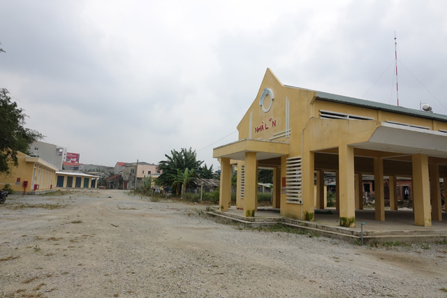 Quảng Ngãi: Tiểu thương chê chợ tiền tỷ, che lều bán ở lề đường